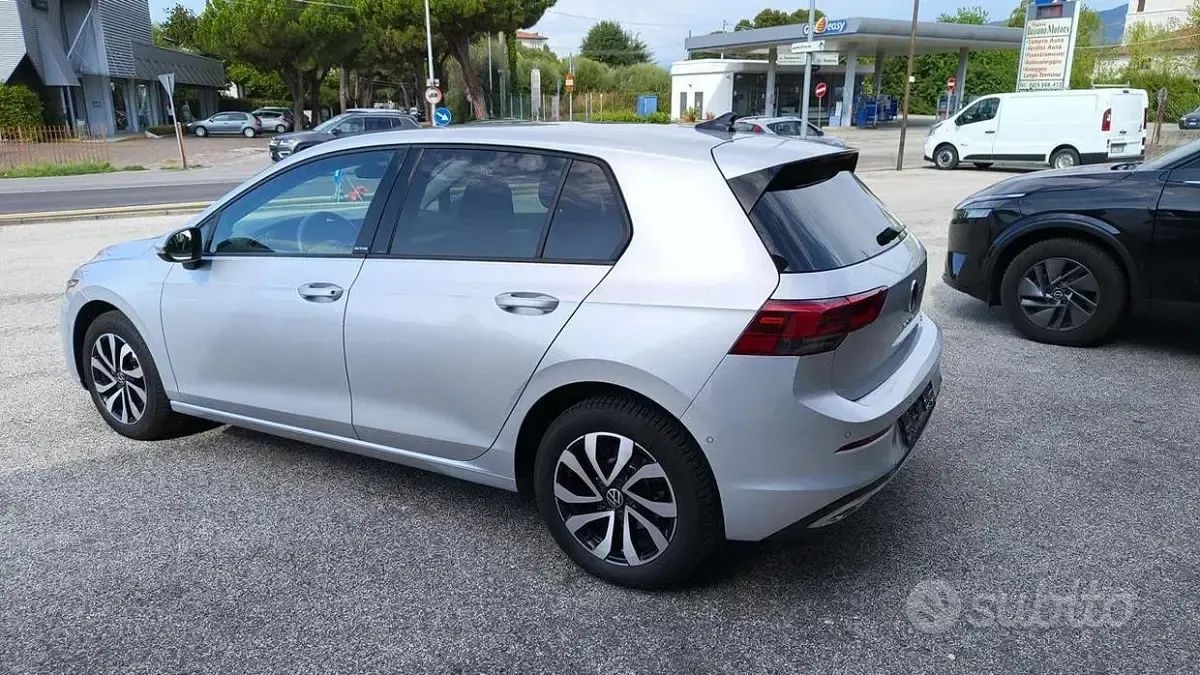 Usata VW Golf VIII Style 131 CV (96 kW) 2022 Grigio metallizzato Berlina
