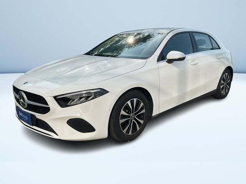 Bianco Usata 2023 Mercedes 180 Advanced Tre volumi | 26.100 € (Buon prezzo) - Immagine 1/4