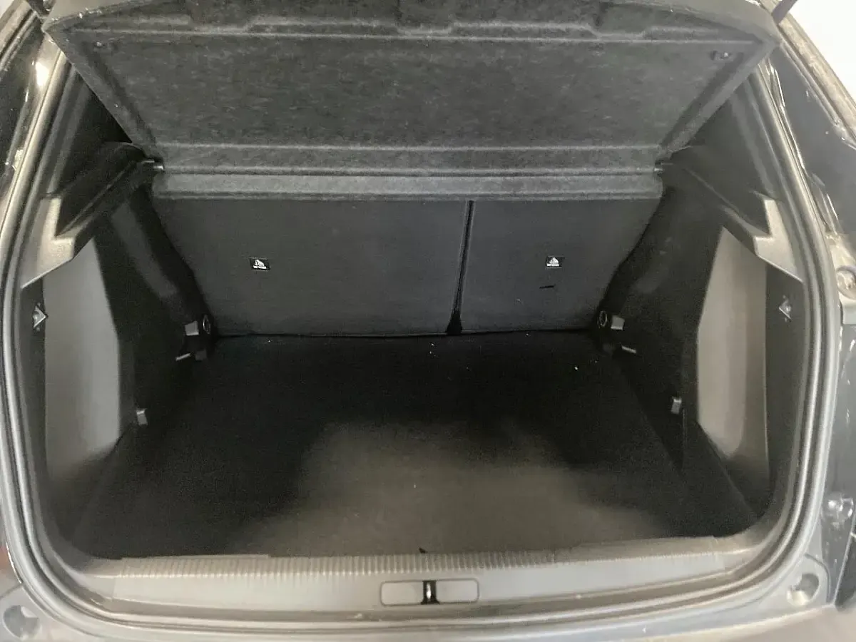 Usata Peugeot e-2008 Allure 100 kW (136 CV) 2021 Nero SUV