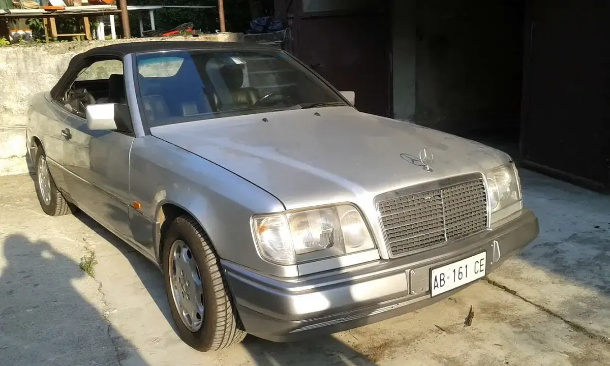 Usata Mercedes E300 220 CV (161 kW) 1994 Argento Cabrio