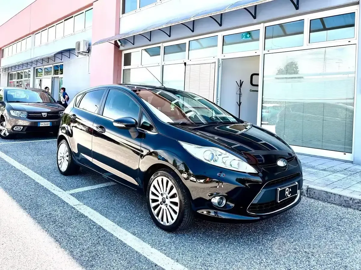 Usata Ford Fiesta 82 CV (60 kW) 2009 Nero Berlina
