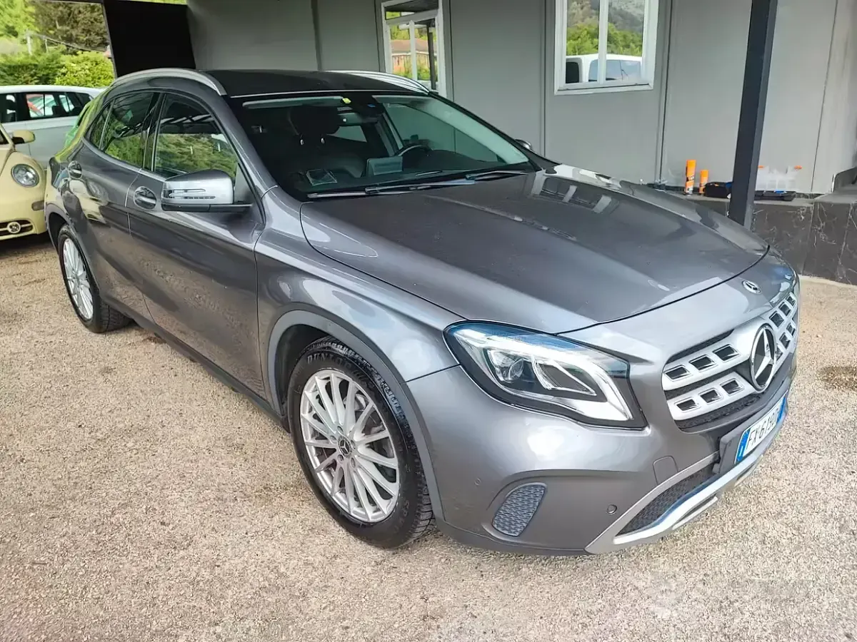 Käytetty Mercedes GLA180 Executive 122 HP (89 kW) 2018 Harmaa Katumaasturi