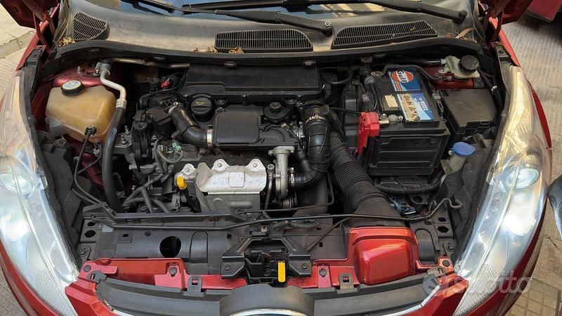 Begagnad Ford Fiesta Ambiente 75 HK (55 kW) 2009 Röd Halvkombi