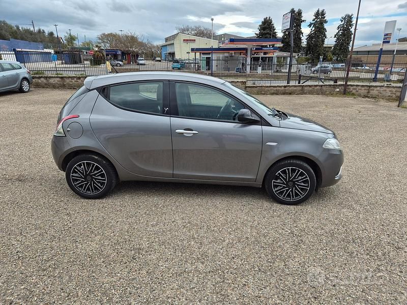 Usata Lancia Ypsilon Gold 69 CV (50 kW) 2017 Grigio Utilitaria