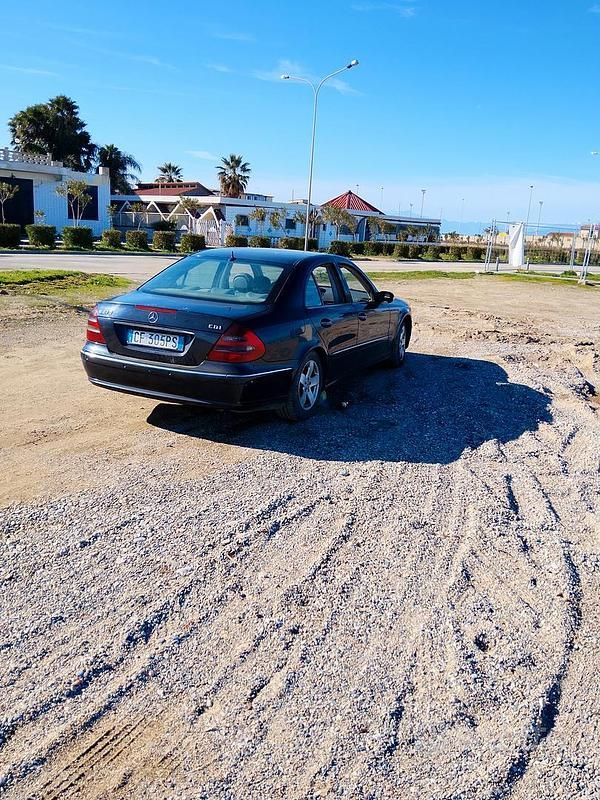 Usata Mercedes E270 177 CV (130 kW) 2002 Blu Berlina