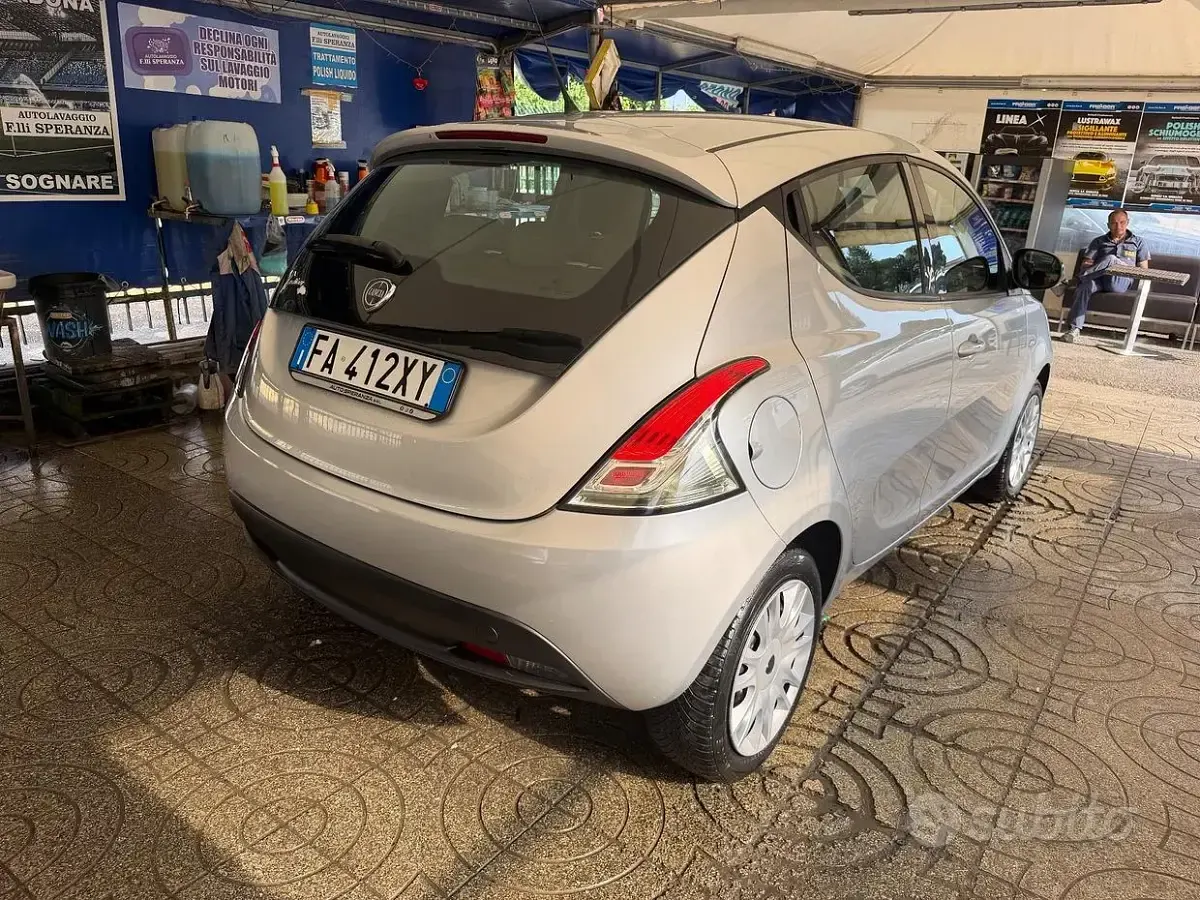 Usata Lancia Ypsilon Gold 69 CV (50 kW) 2015 Grigio Utilitaria
