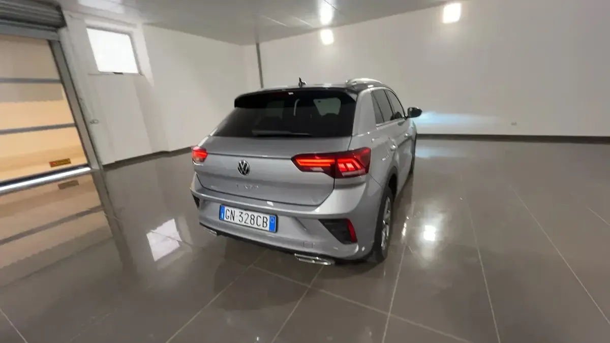Usata VW T-Roc R-line 110 CV (80 kW) 2023 Argento SUV