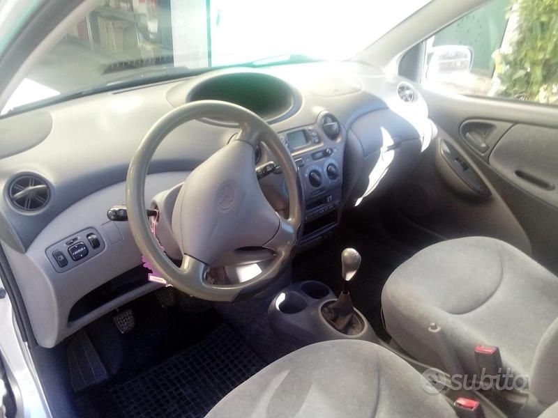 Usata Toyota Yaris 68 CV (50 kW) 2000 Grigio Utilitaria