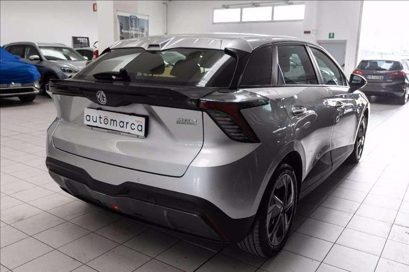 Nuova MG MG4 EV 53 kW (73 CV) 2025 Grigio metallizzato Utilitaria