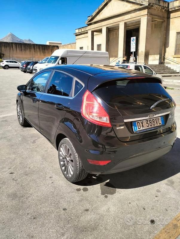 Usata Ford Fiesta Titanium 53 CV (38 kW) 2010 Nero Utilitaria
