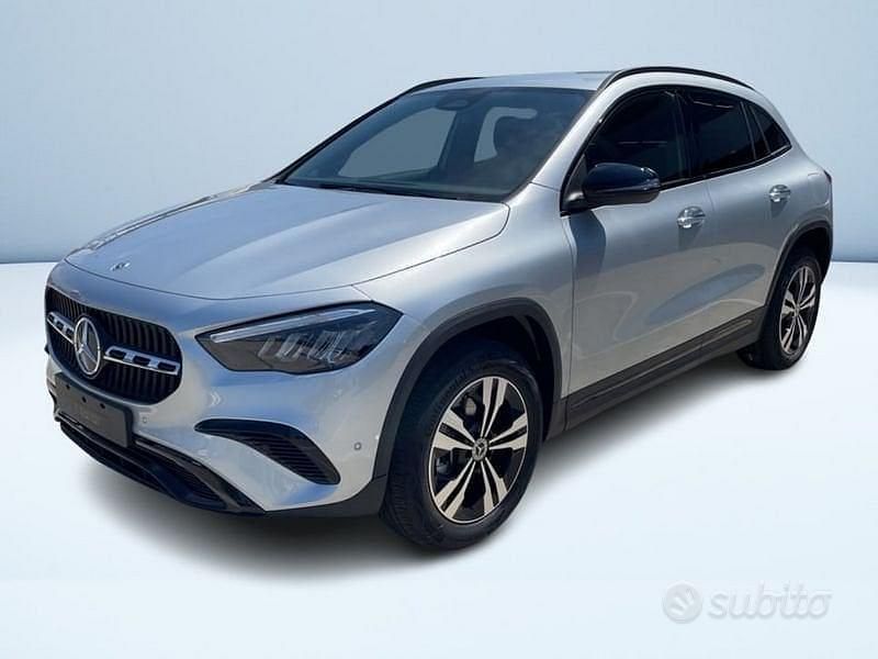 Argento Nuova 2025 Mercedes GLA200 Advanced Plus SUV | 45.800 € (Buon prezzo) - Immagine 1/4