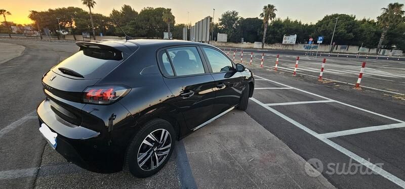 Usata Peugeot 208 68 CV (50 kW) 2023 Nero Utilitaria