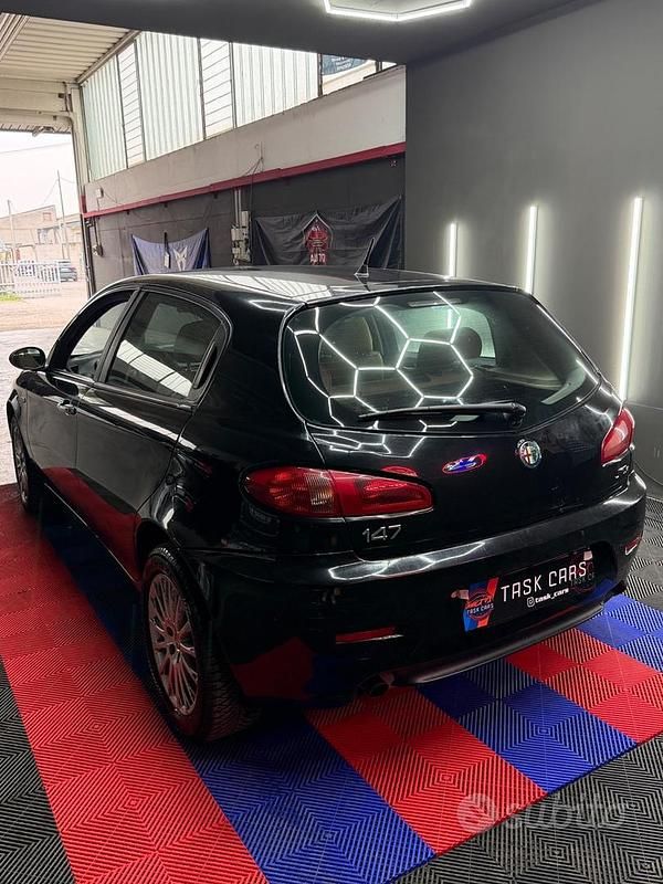 Usata Alfa Romeo 147 119 CV (87 kW) 2007 Nero Utilitaria