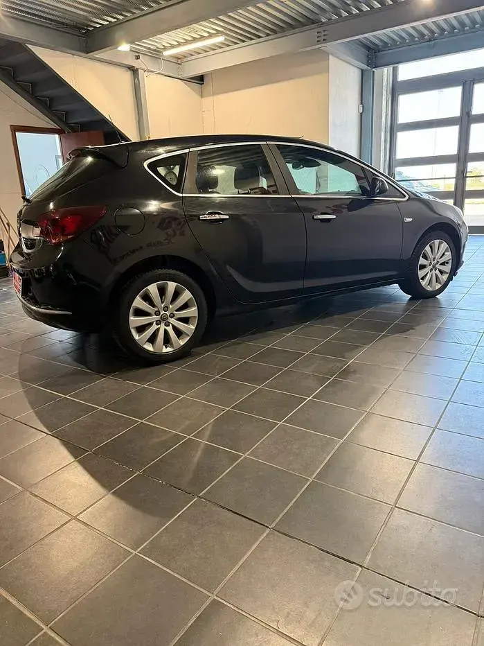 Usata Opel Astra 120 CV (88 kW) 2012 Nero Berlina