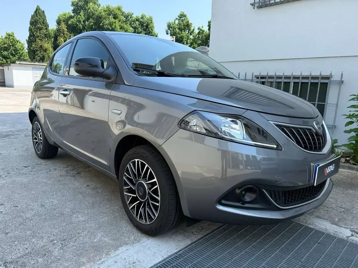 Usata Lancia Ypsilon 69 CV (50 kW) 2024 Grigio pietra metallizzato Utilitaria