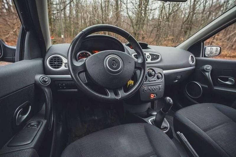 Usata Renault Clio II Luxe 65 CV (47 kW) 2005 Berlina