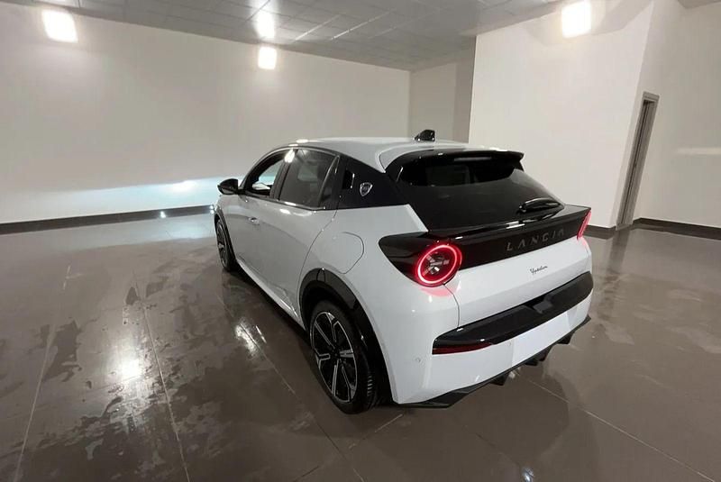 Usata Lancia Ypsilon 101 CV (74 kW) 2024 Verde metallizzato Utilitaria