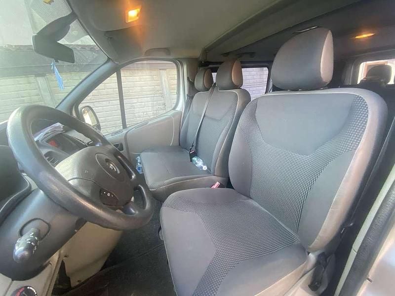 Usata Opel Vivaro 114 CV (83 kW) 2010 Argento Monovolume