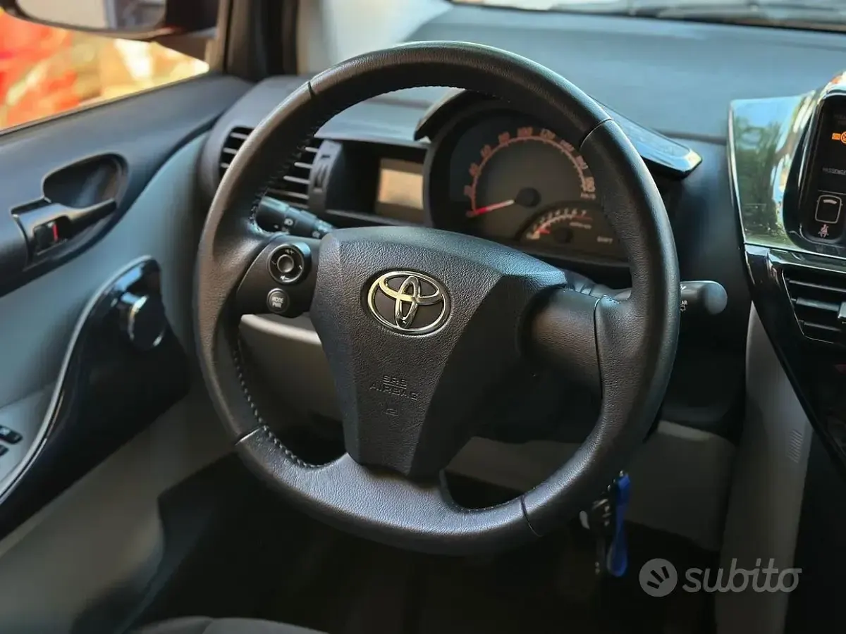 Usata Toyota iQ 67 CV (49 kW) 2013 Rosso Utilitaria