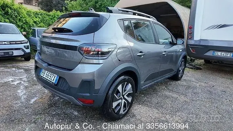 Nuova Dacia Sandero Stepway 122 CV (89 kW) 2026 Grigio Berlina