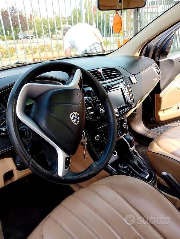 Usata Lancia Delta 200 CV (147 kW) 2010 Grigio Utilitaria