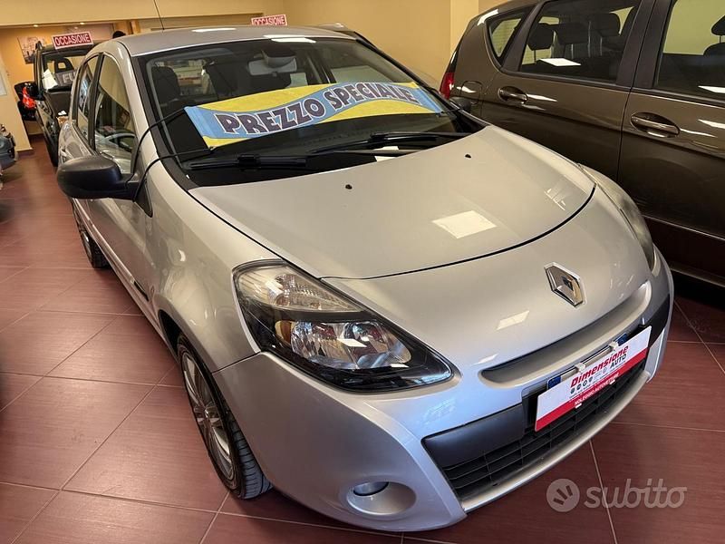 Usata Renault Clio II Dynamique 75 CV (55 kW) 2011 Grigio Berlina