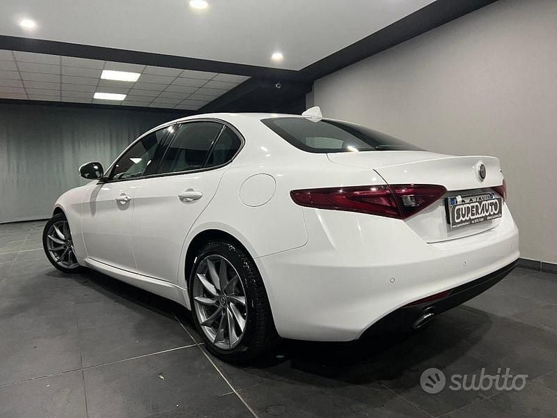 Begagnad Alfa Romeo Giulia 150 HK (110 kW) 2019 Vit Sedan
