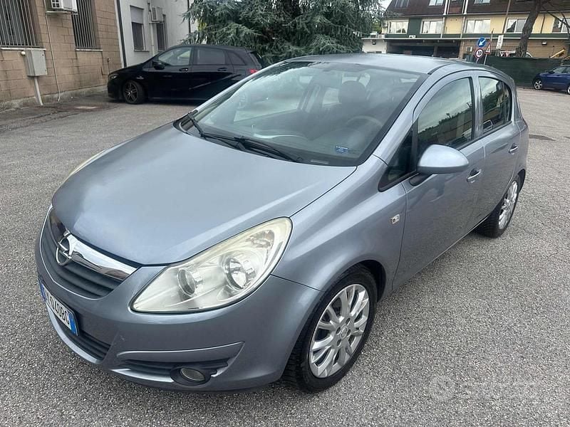 Grigio Usata 2010 Opel Corsa Club Tre volumi | 2250 € (Buon prezzo) - Immagine 1/4