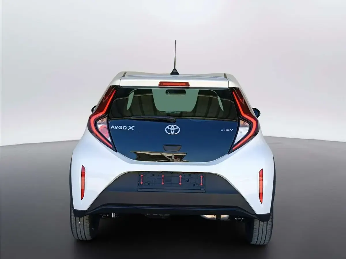 Nuova Toyota Aygo X 116 CV (85 kW) 2026 Super white SUV