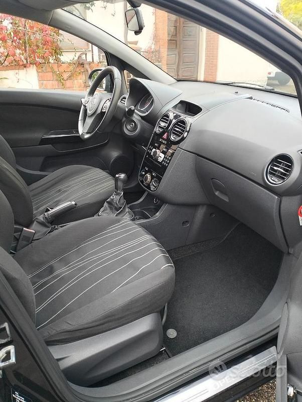 Usata Opel Corsa Edition 95 CV (69 kW) 2010 Nero Berlina