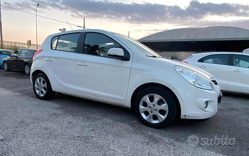 Usata Hyundai i20 Edition 77 CV (56 kW) 2012 Bianco Utilitaria