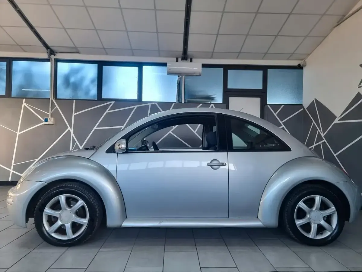 Usata VW New Beetle 75 CV (55 kW) 2005 Argento Utilitaria