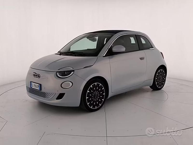 Usata Fiat 500e Passion 86 kW (118 CV) 2020 Grigio ghiacchio Cabrio