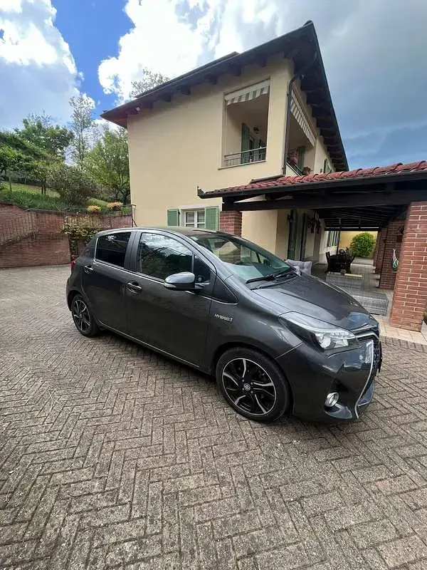 Usata Toyota Yaris Hybrid Style 75 CV (55 kW) 2016 Berlina