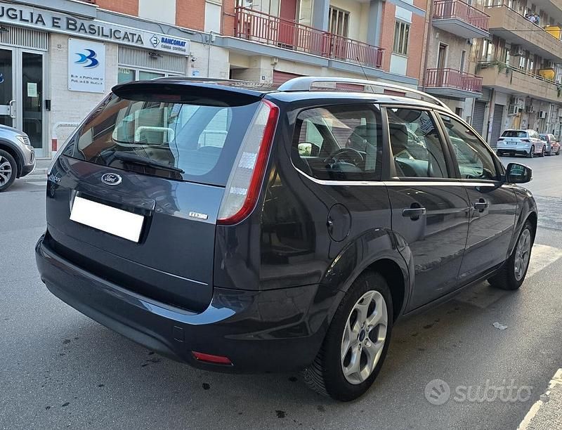 Usata Ford Focus 110 CV (80 kW) 2011 Grigio Station wagon