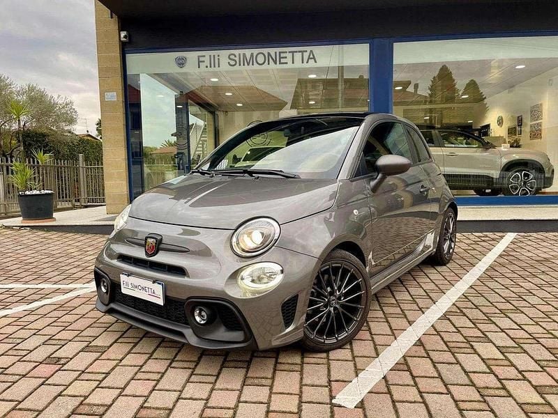 Grigio scuro / tetto nero Usata 2024 Abarth 595 Due volumi | 21.900 € (Buon prezzo) - Immagine 1/4
