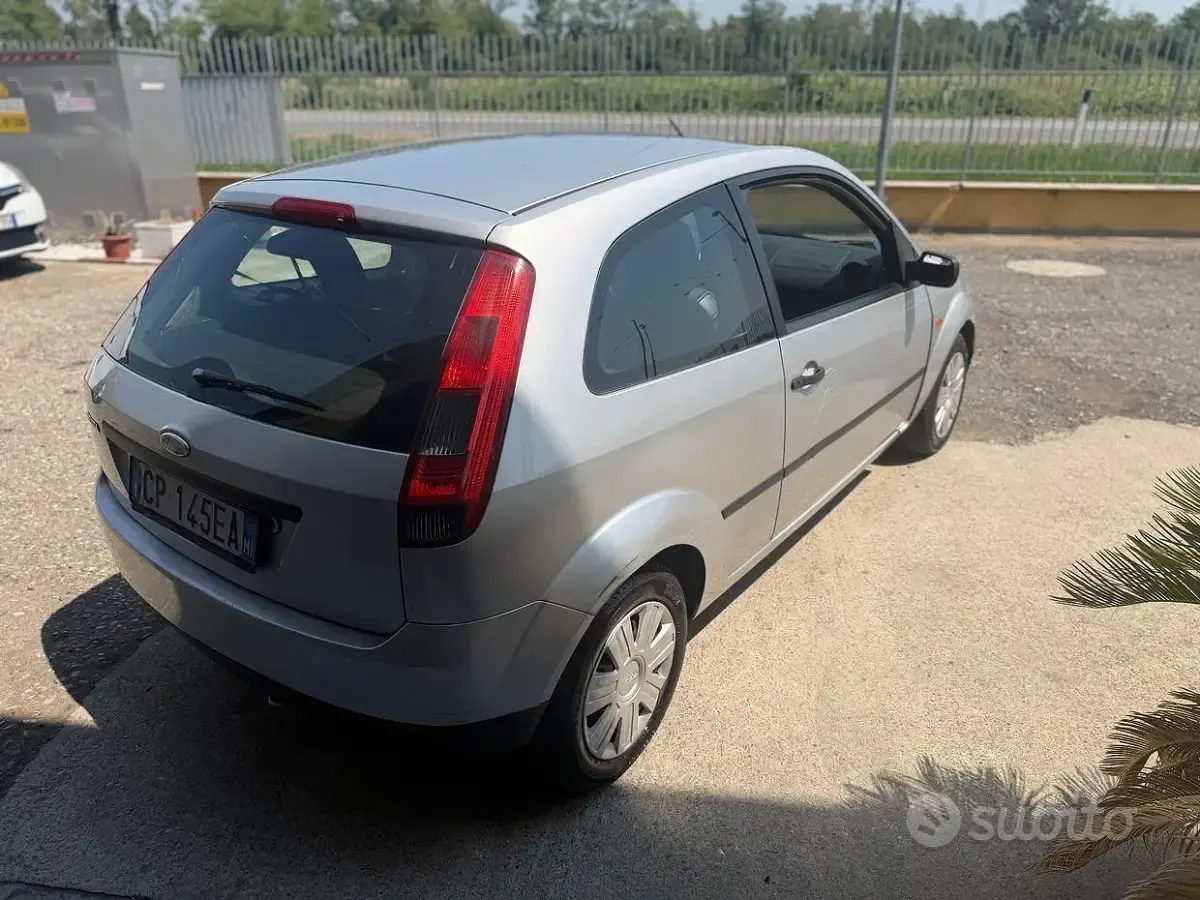 Usata Ford Fiesta Zetec 75 CV (55 kW) 2004 Grigio Utilitaria