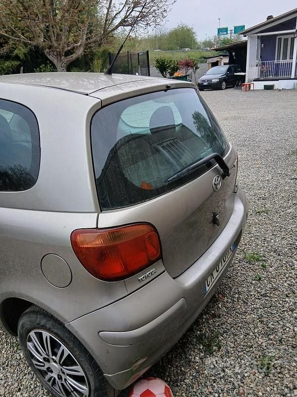 Usata Toyota Yaris 65 CV (47 kW) 2004 Grigio Berlina