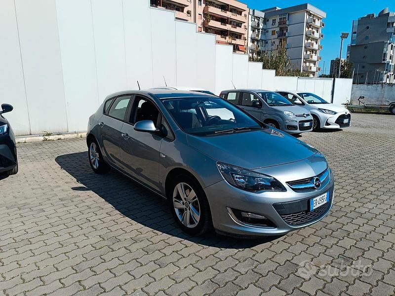 Usata Opel Astra 110 CV (80 kW) 2013 Grigio Berlina