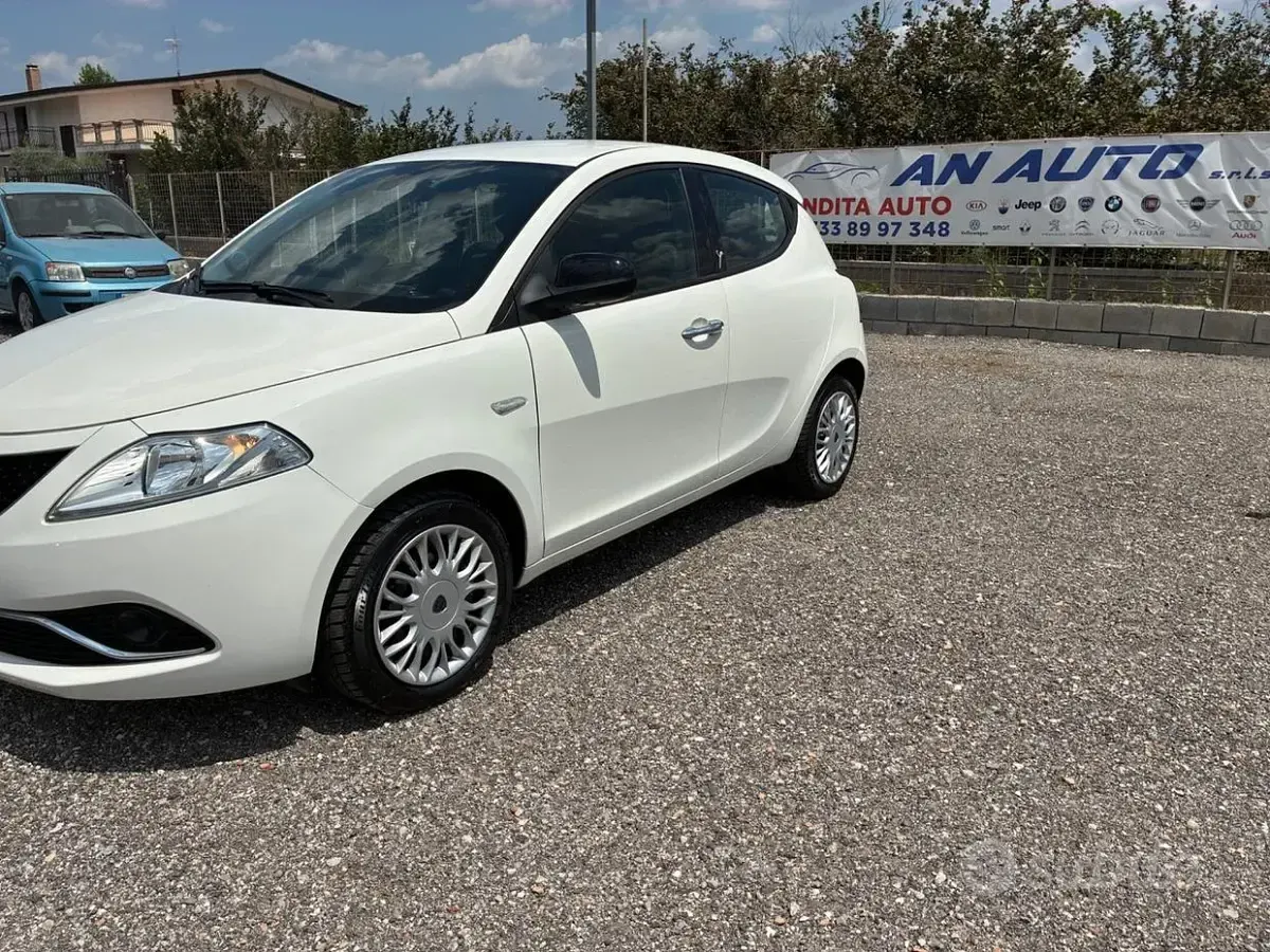 Usata Lancia Ypsilon 95 CV (69 kW) 2018 Bianco Utilitaria
