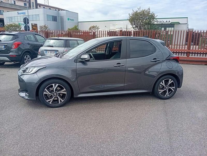 Usata Toyota Yaris Hybrid Active 92 CV (67 kW) 2025 Grigio Berlina