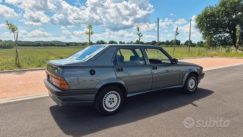 Usata Alfa Romeo 75 148 CV (108 kW) 1987 Verde Berlina