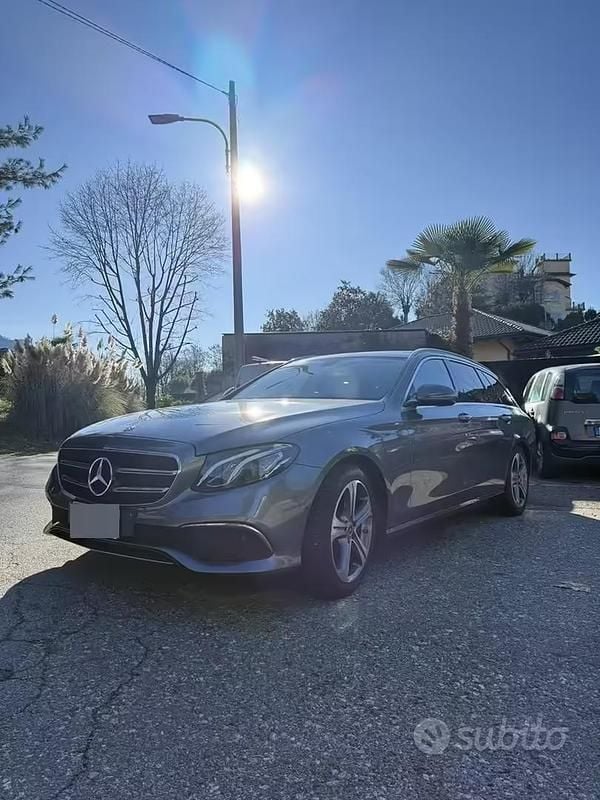 Usado Mercedes E200 160 CV (117 kW) 2020 Gris Familiar