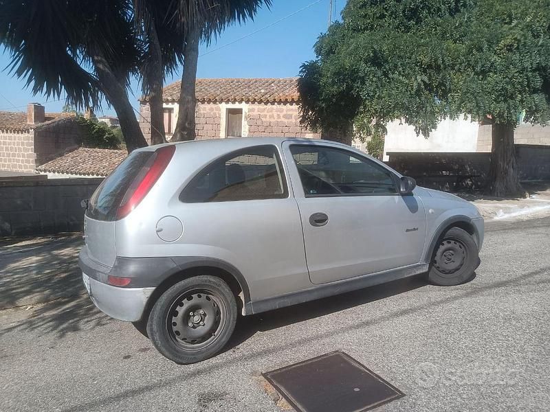 Grigio Usata 2002 Opel Corsa Due volumi | 1200 € (Buon prezzo) - Immagine 1/4