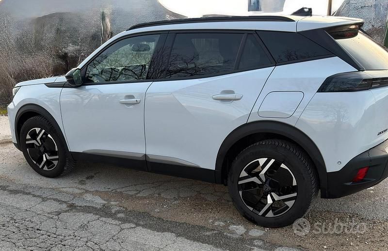 Usata Peugeot 2008 Allure 102 CV (75 kW) 2023 Bianco SUV