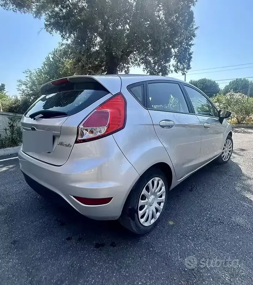 Usata Ford Fiesta 80 CV (58 kW) 2014 Grigio Utilitaria