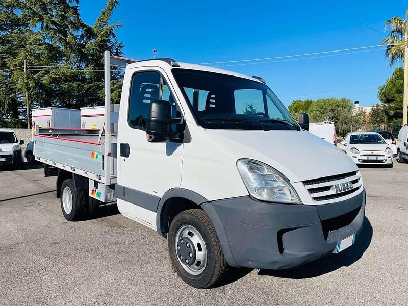 Bianco Usata 2007 Iveco Daily Furgone | 11.500 € (Cara) - Immagine 1/4