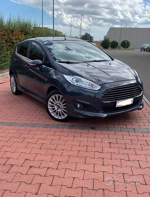Grigio Usata 2014 Ford Fiesta Tre volumi | 5300 € - Immagine 1/4