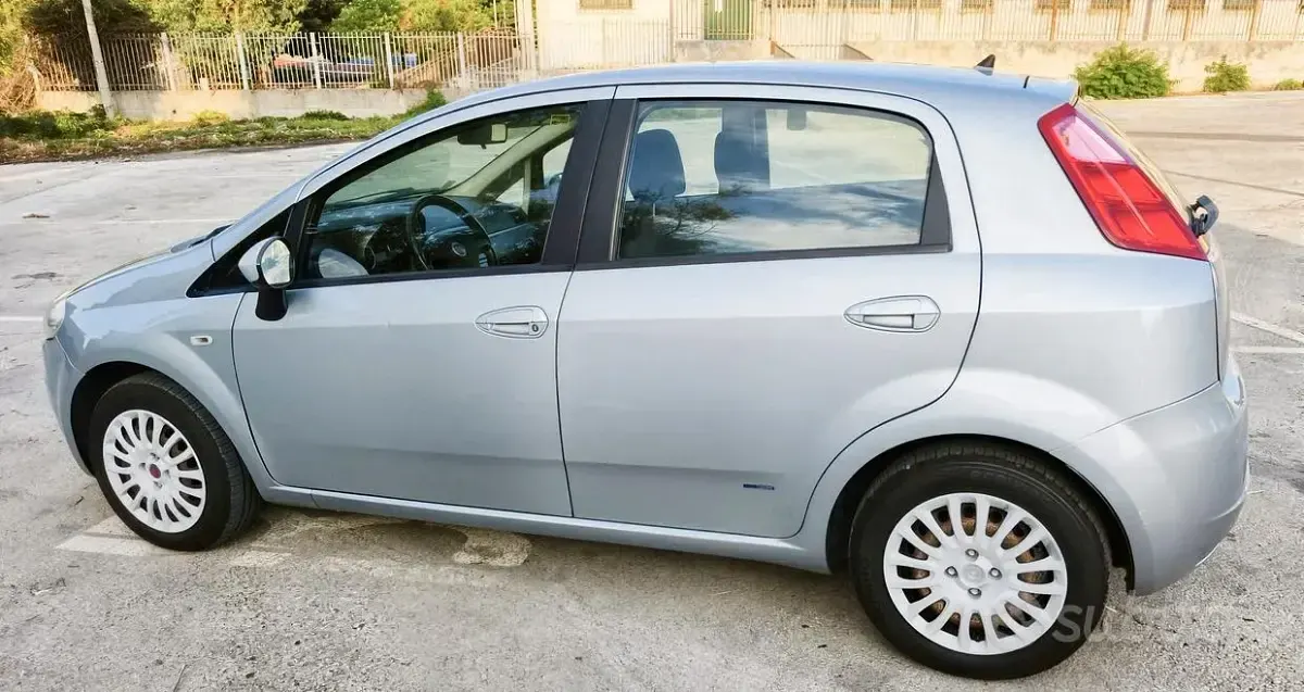 Usata Fiat Grande Punto Dynamic 75 CV (55 kW) 2008 Bluazzurro Utilitaria