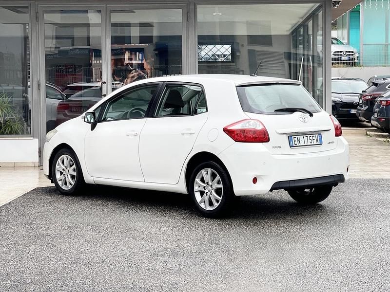 Usata Toyota Auris 99 CV (72 kW) 2012 Bianco Berlina